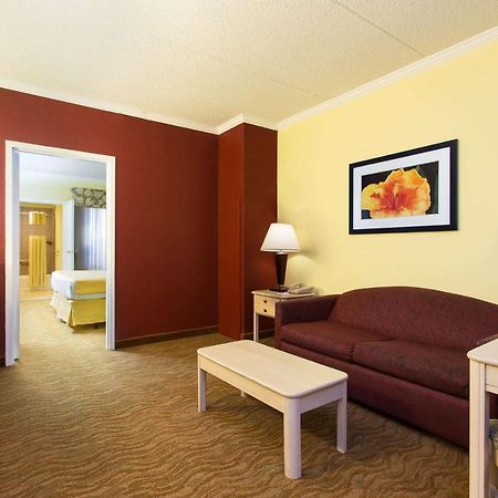 Hotel Baymont By Wyndham Tampa Near Busch Gardens Extérieur photo