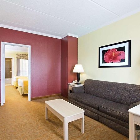 Hotel Baymont By Wyndham Tampa Near Busch Gardens Extérieur photo