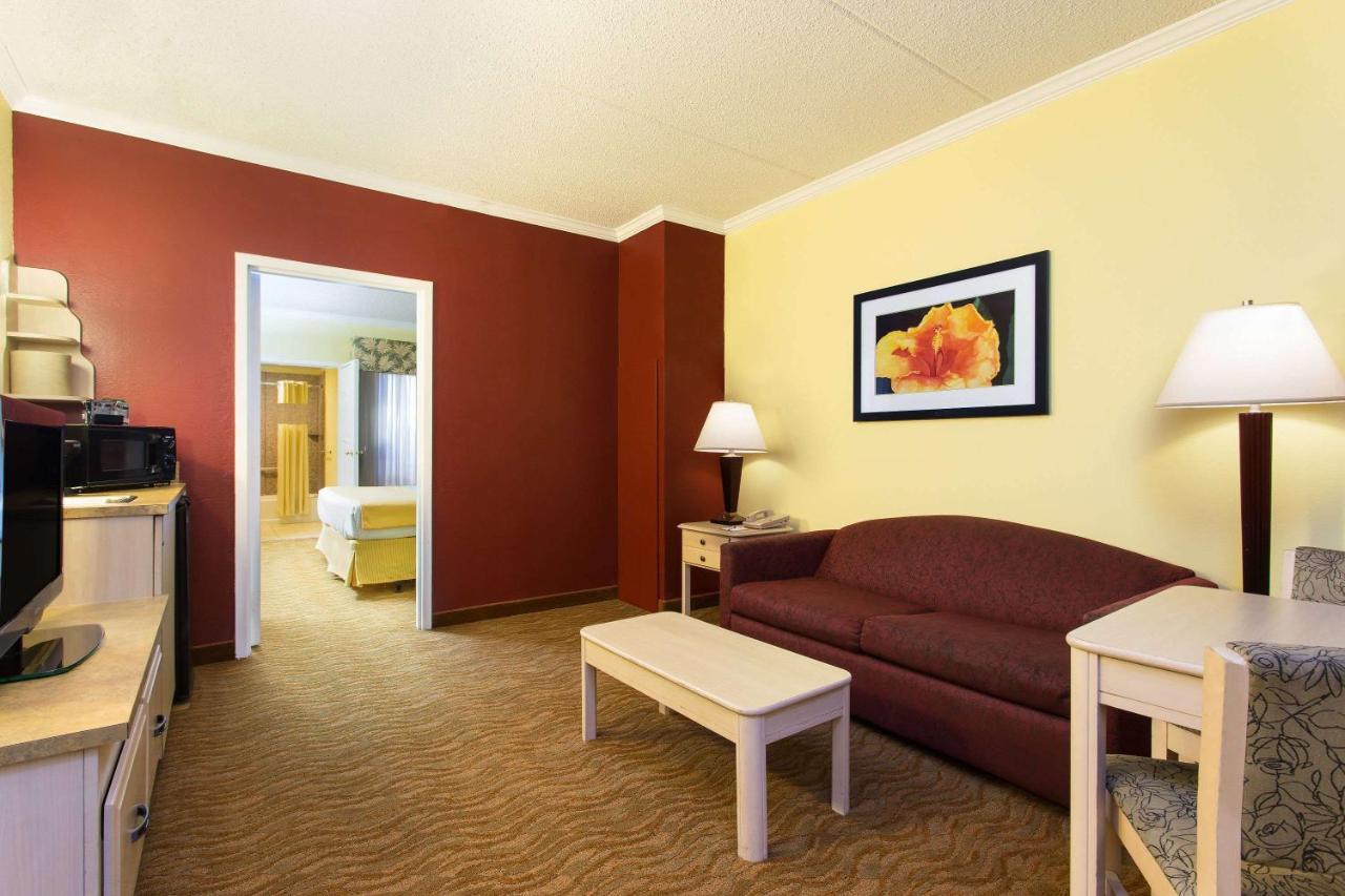 Hotel Baymont By Wyndham Tampa Near Busch Gardens Extérieur photo