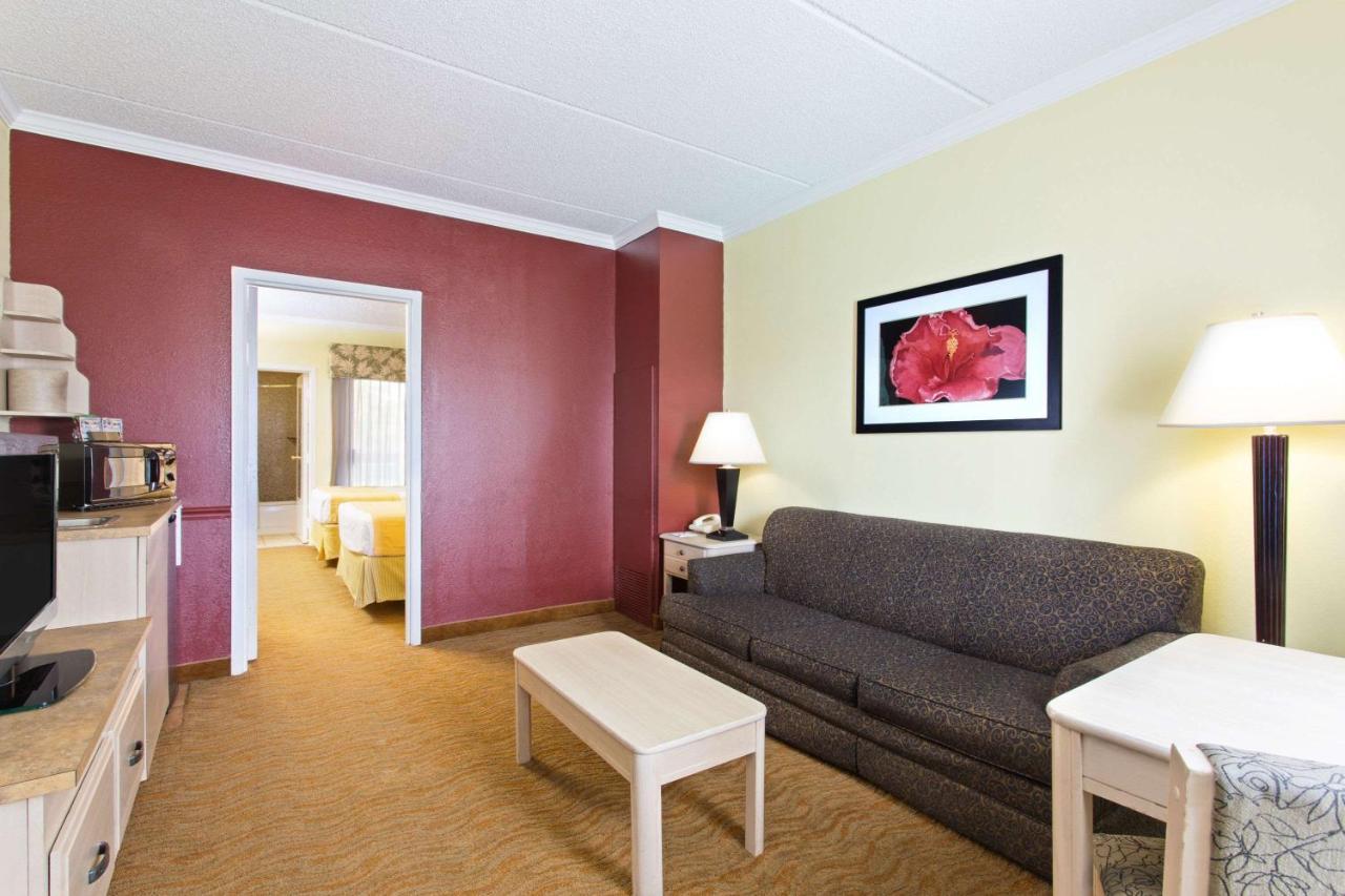 Hotel Baymont By Wyndham Tampa Near Busch Gardens Extérieur photo
