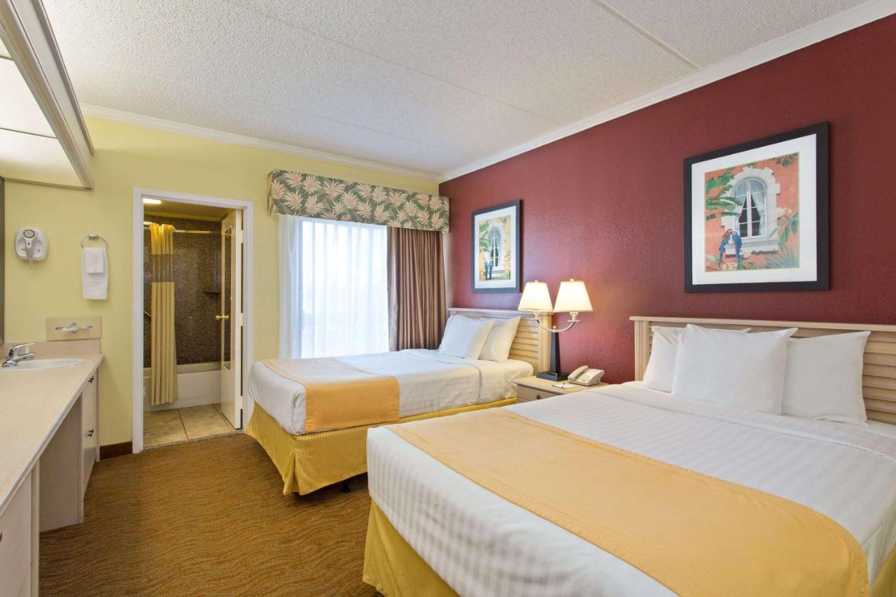 Hotel Baymont By Wyndham Tampa Near Busch Gardens Extérieur photo