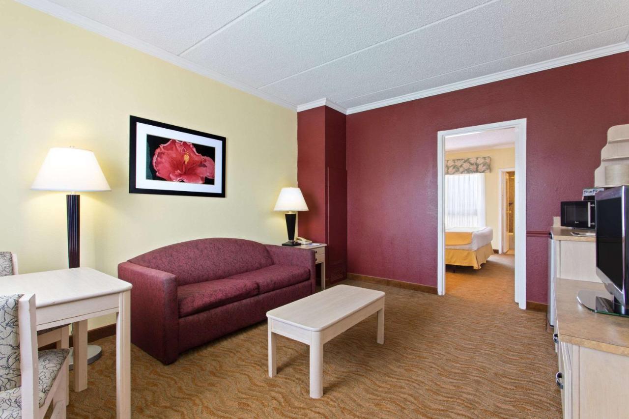 Hotel Baymont By Wyndham Tampa Near Busch Gardens Extérieur photo