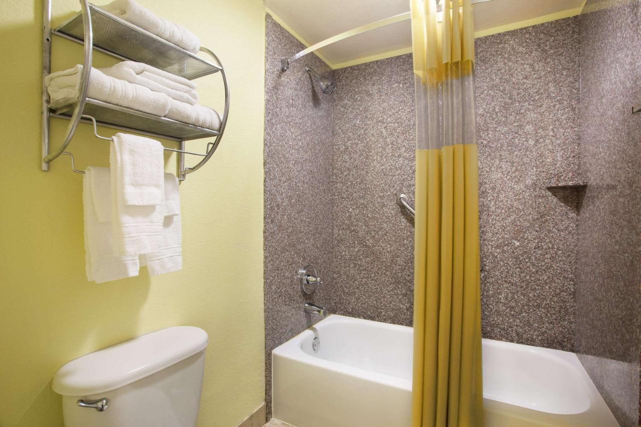 Hotel Baymont By Wyndham Tampa Near Busch Gardens Extérieur photo