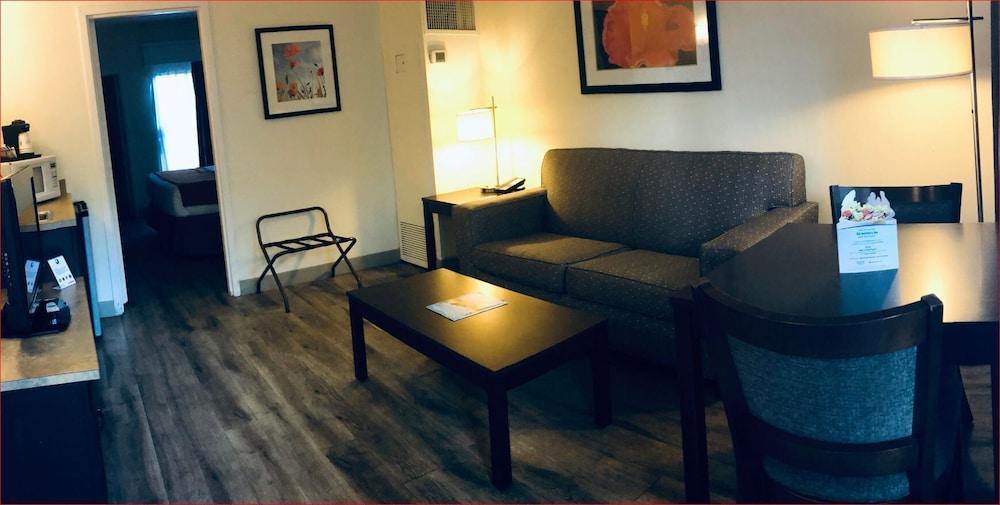 Hotel Baymont By Wyndham Tampa Near Busch Gardens Extérieur photo