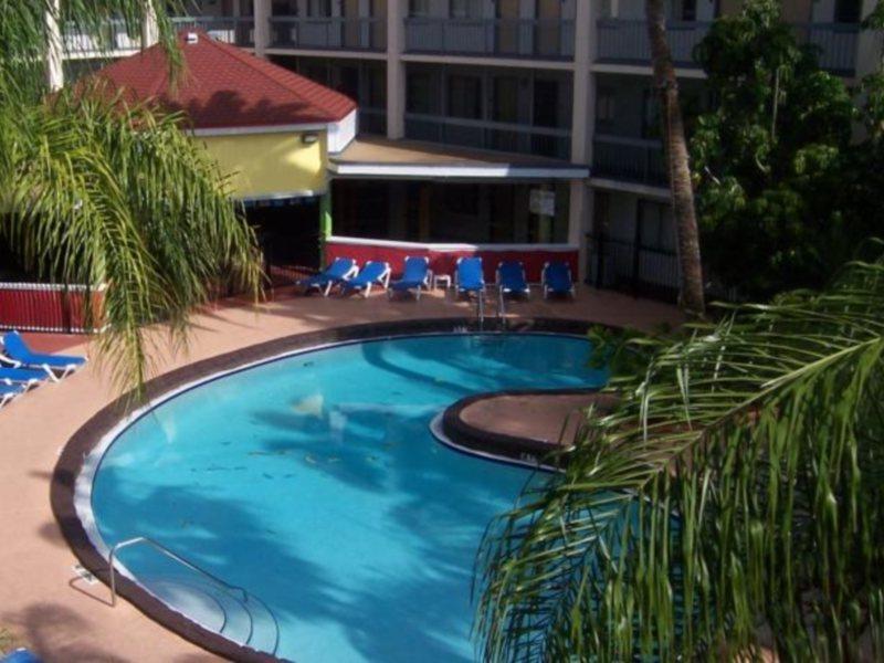 Hotel Baymont By Wyndham Tampa Near Busch Gardens Extérieur photo
