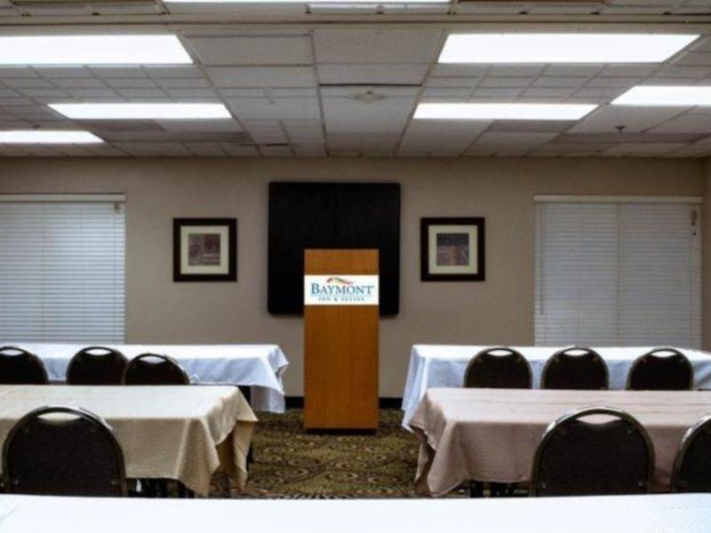 Hotel Baymont By Wyndham Tampa Near Busch Gardens Extérieur photo