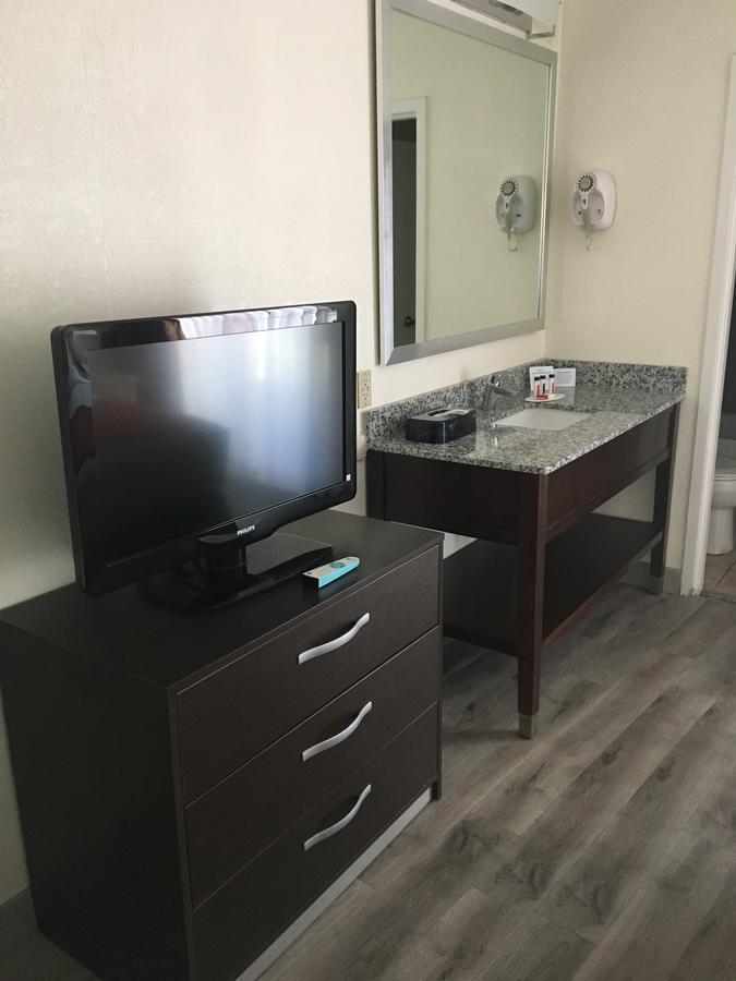 Hotel Baymont By Wyndham Tampa Near Busch Gardens Extérieur photo