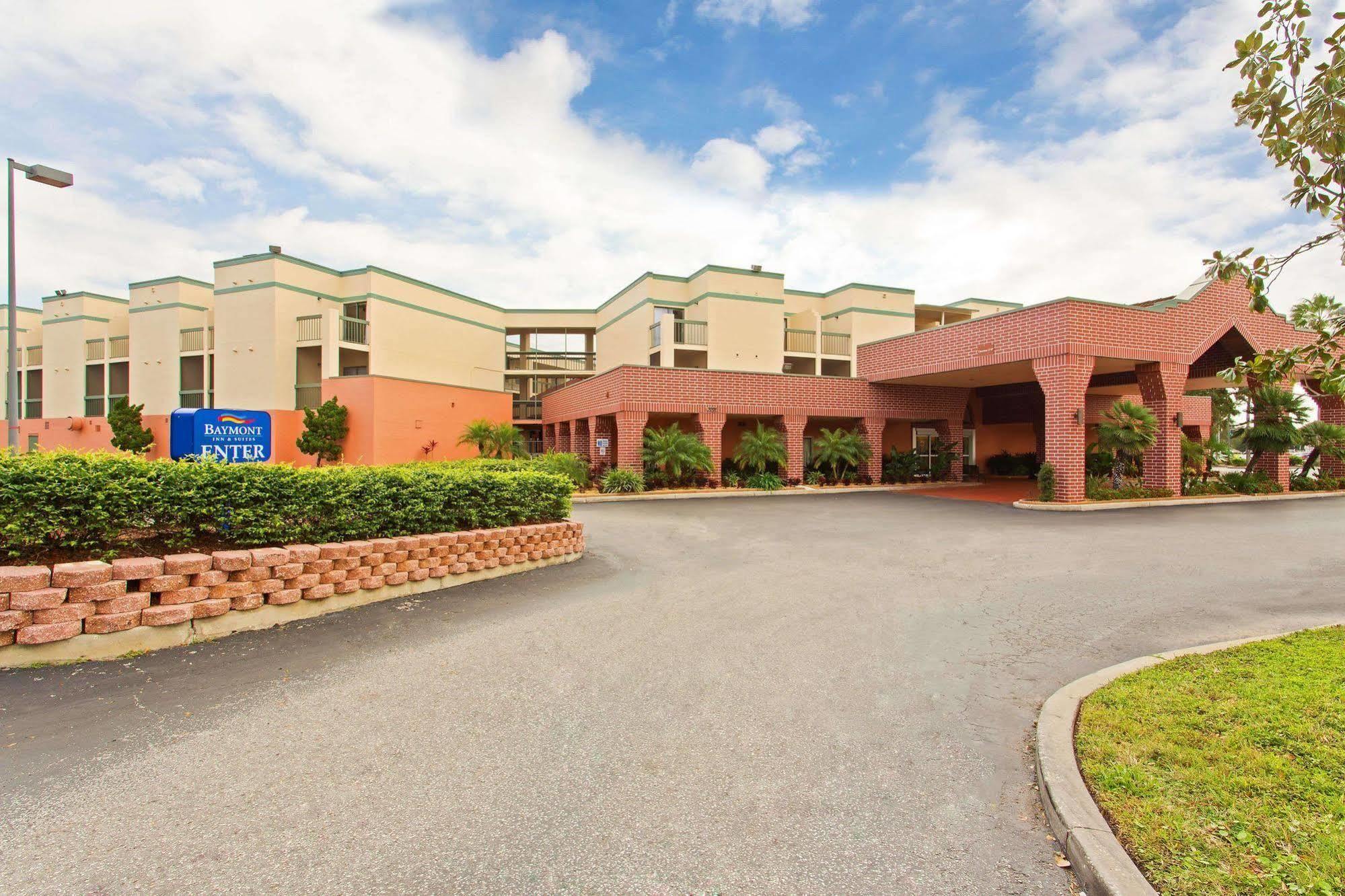 Hotel Baymont By Wyndham Tampa Near Busch Gardens Extérieur photo