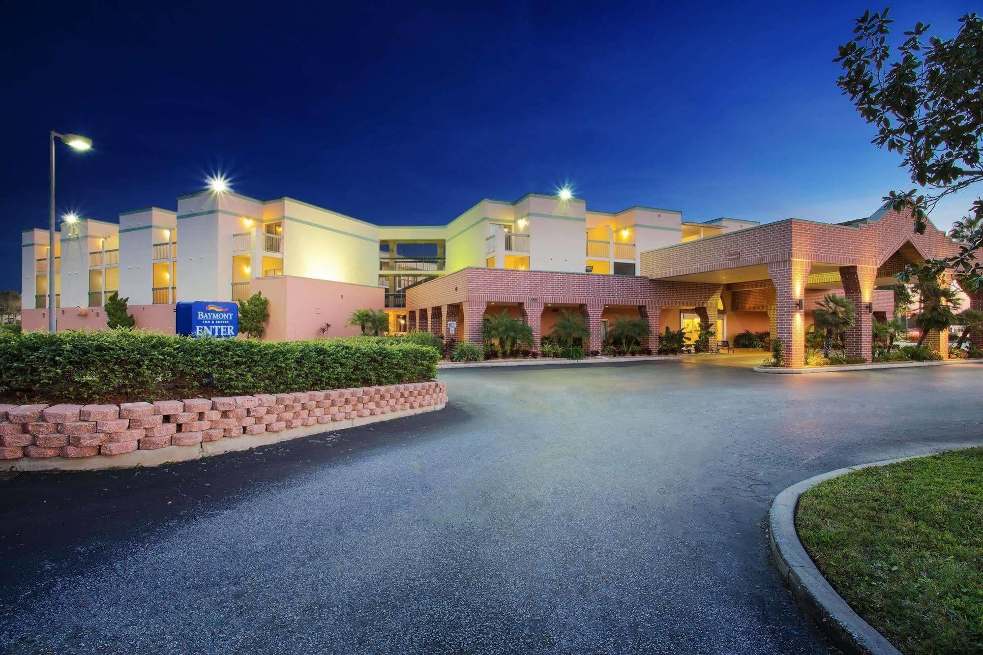 Hotel Baymont By Wyndham Tampa Near Busch Gardens Extérieur photo