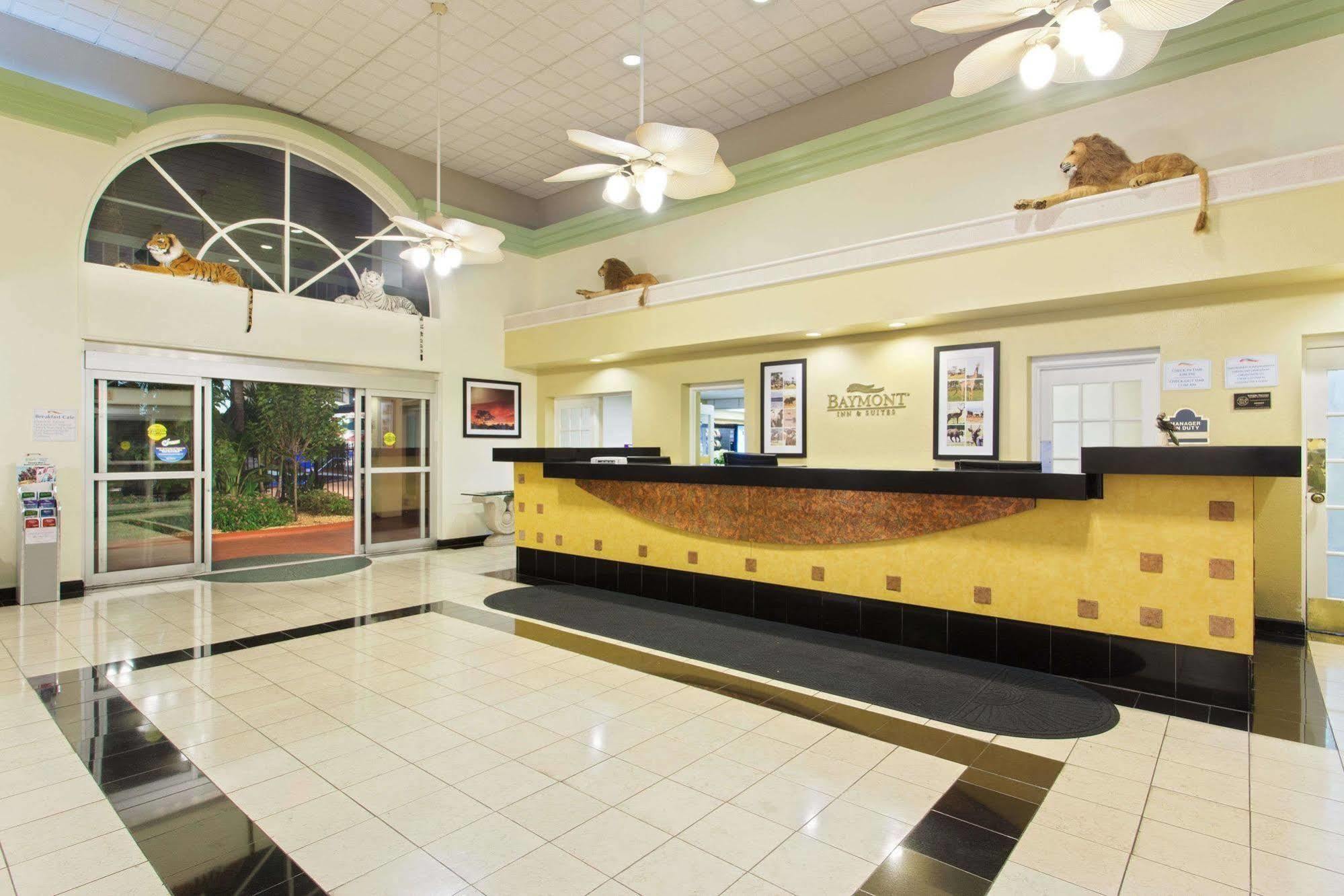 Hotel Baymont By Wyndham Tampa Near Busch Gardens Extérieur photo