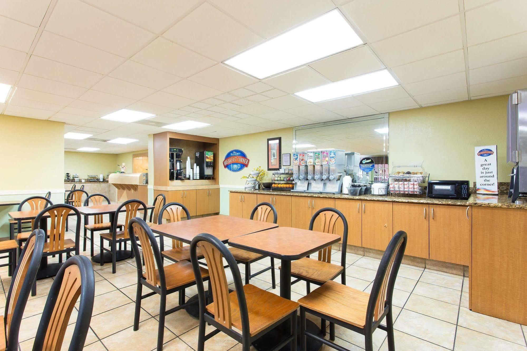 Hotel Baymont By Wyndham Tampa Near Busch Gardens Extérieur photo