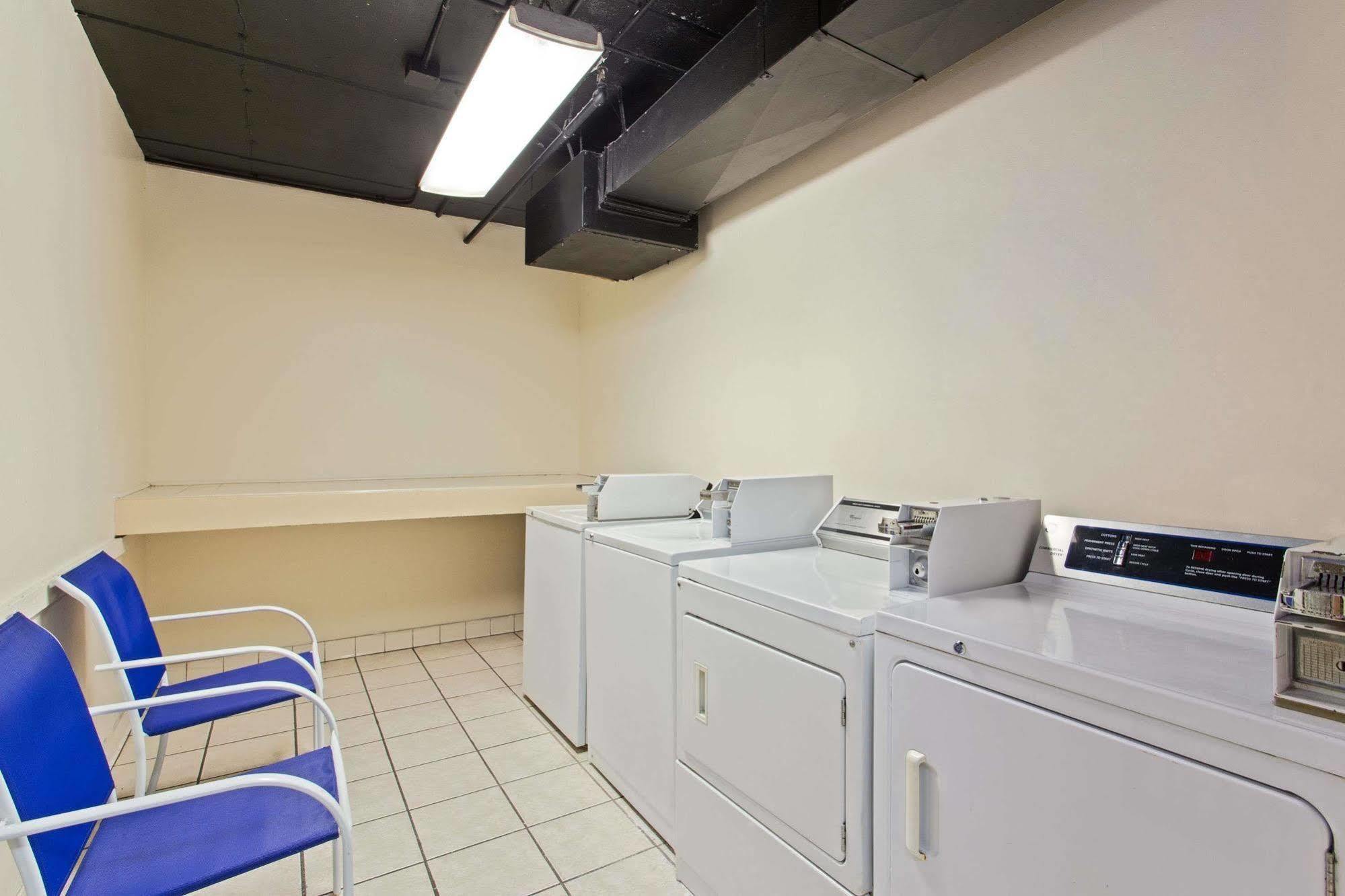Hotel Baymont By Wyndham Tampa Near Busch Gardens Extérieur photo