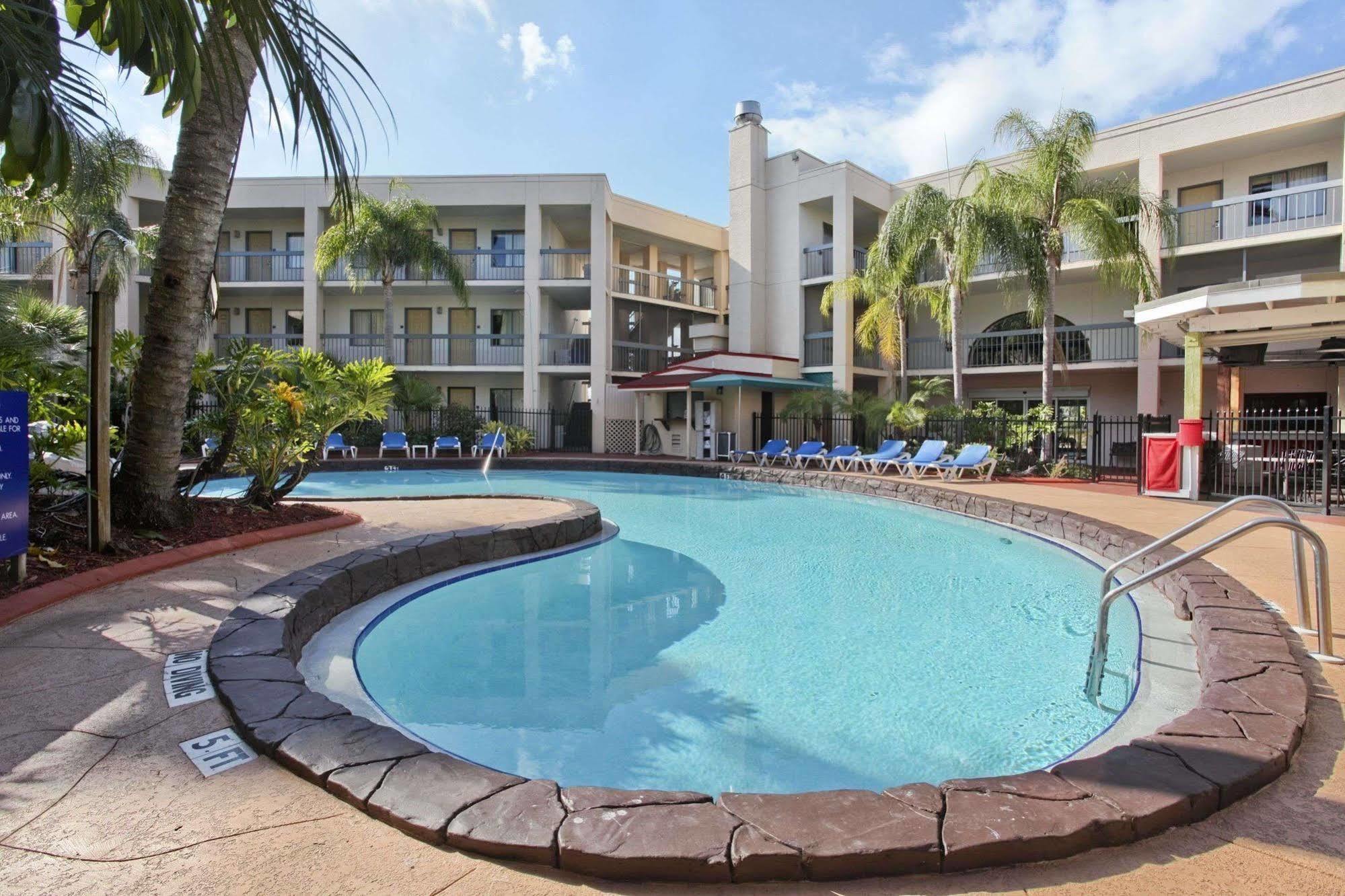 Hotel Baymont By Wyndham Tampa Near Busch Gardens Extérieur photo