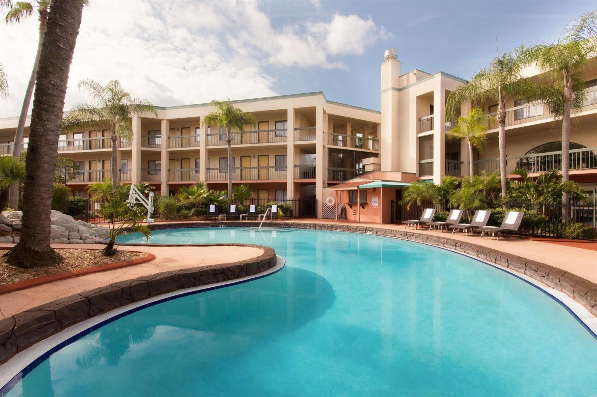 Hotel Baymont By Wyndham Tampa Near Busch Gardens Extérieur photo
