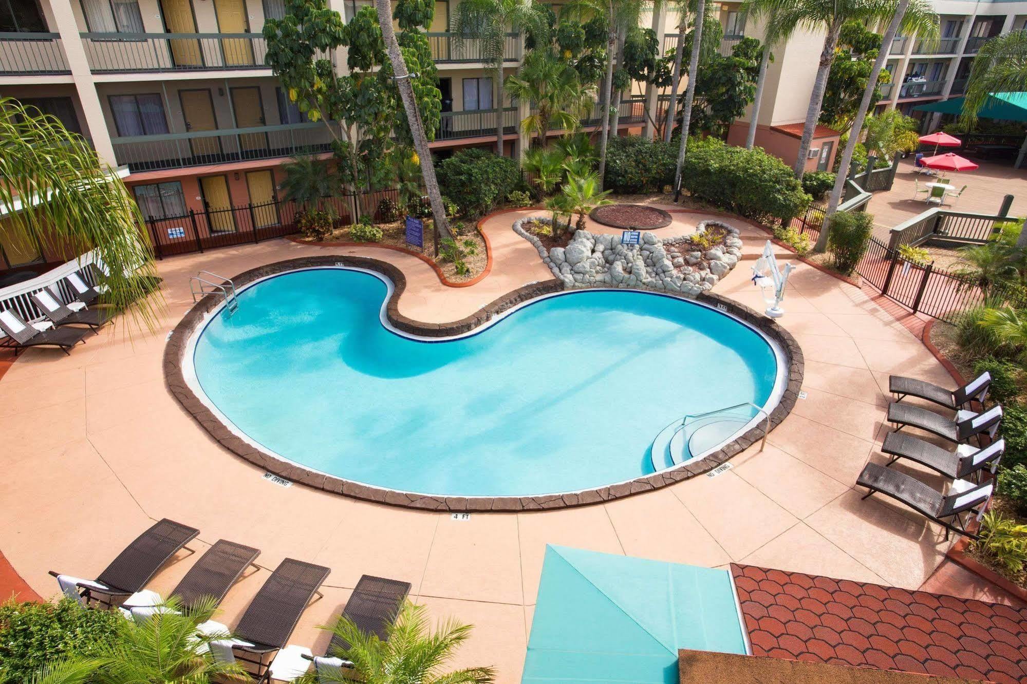 Hotel Baymont By Wyndham Tampa Near Busch Gardens Extérieur photo