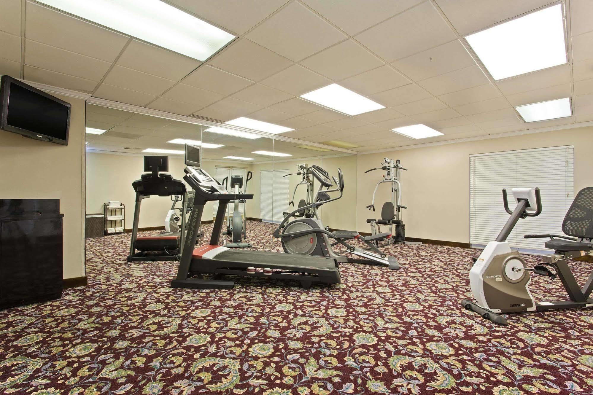 Hotel Baymont By Wyndham Tampa Near Busch Gardens Extérieur photo