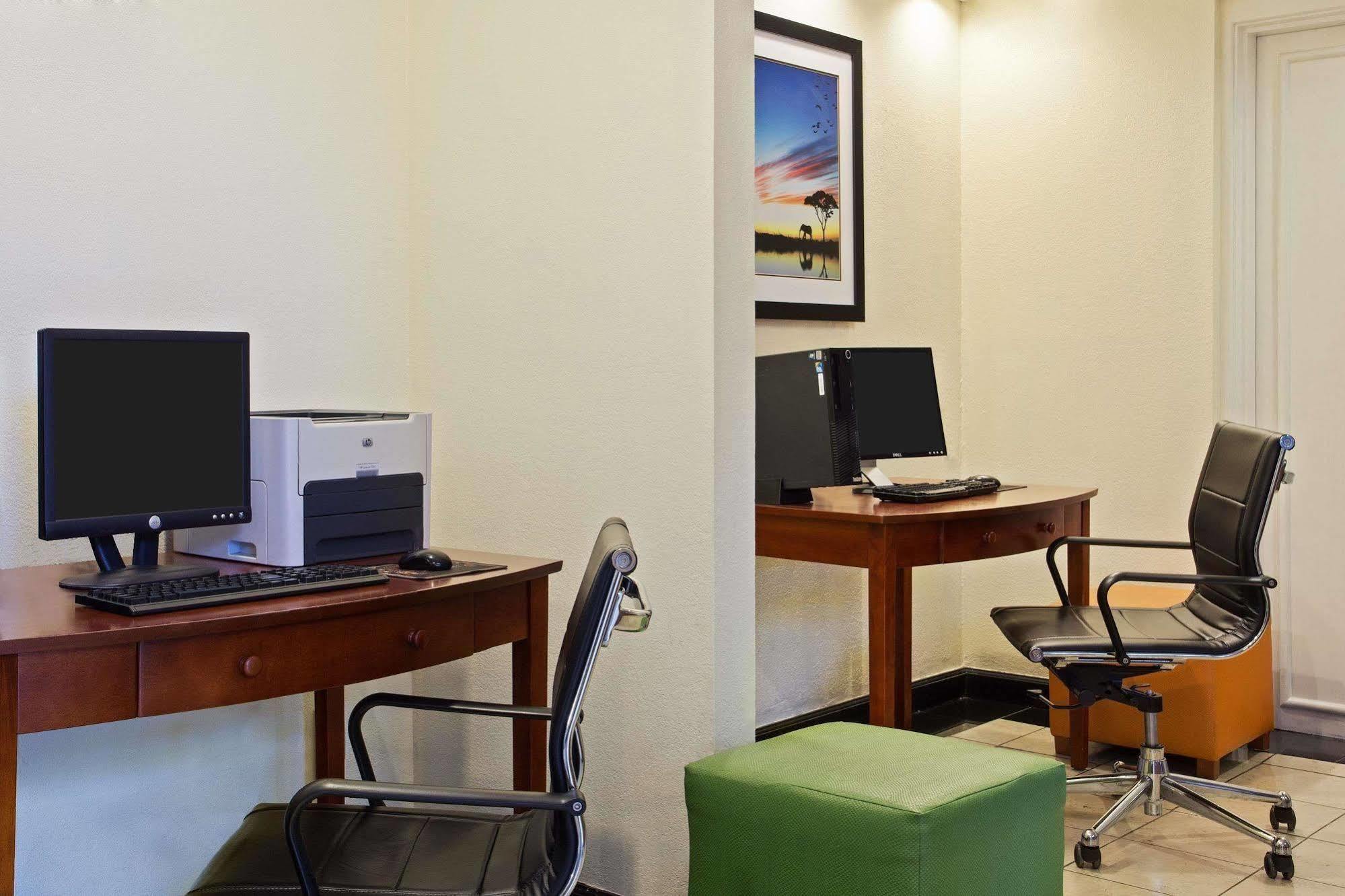 Hotel Baymont By Wyndham Tampa Near Busch Gardens Extérieur photo