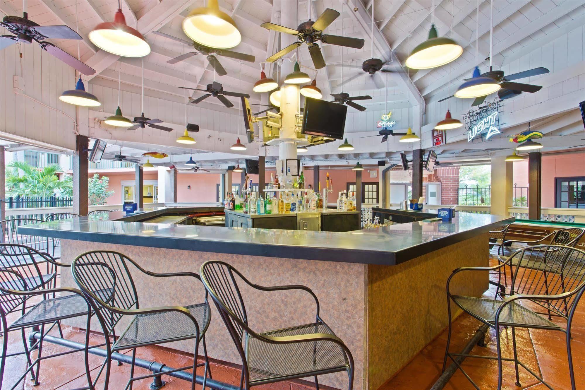 Hotel Baymont By Wyndham Tampa Near Busch Gardens Extérieur photo