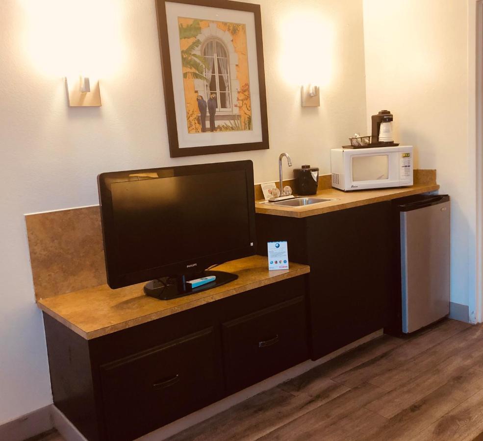 Hotel Baymont By Wyndham Tampa Near Busch Gardens Extérieur photo